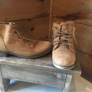 Steve Madden tan suede boots size 7